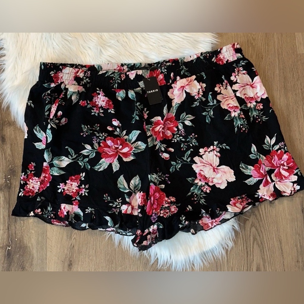 NWT Torrid Floral Shorts Size 3/3x 22-26